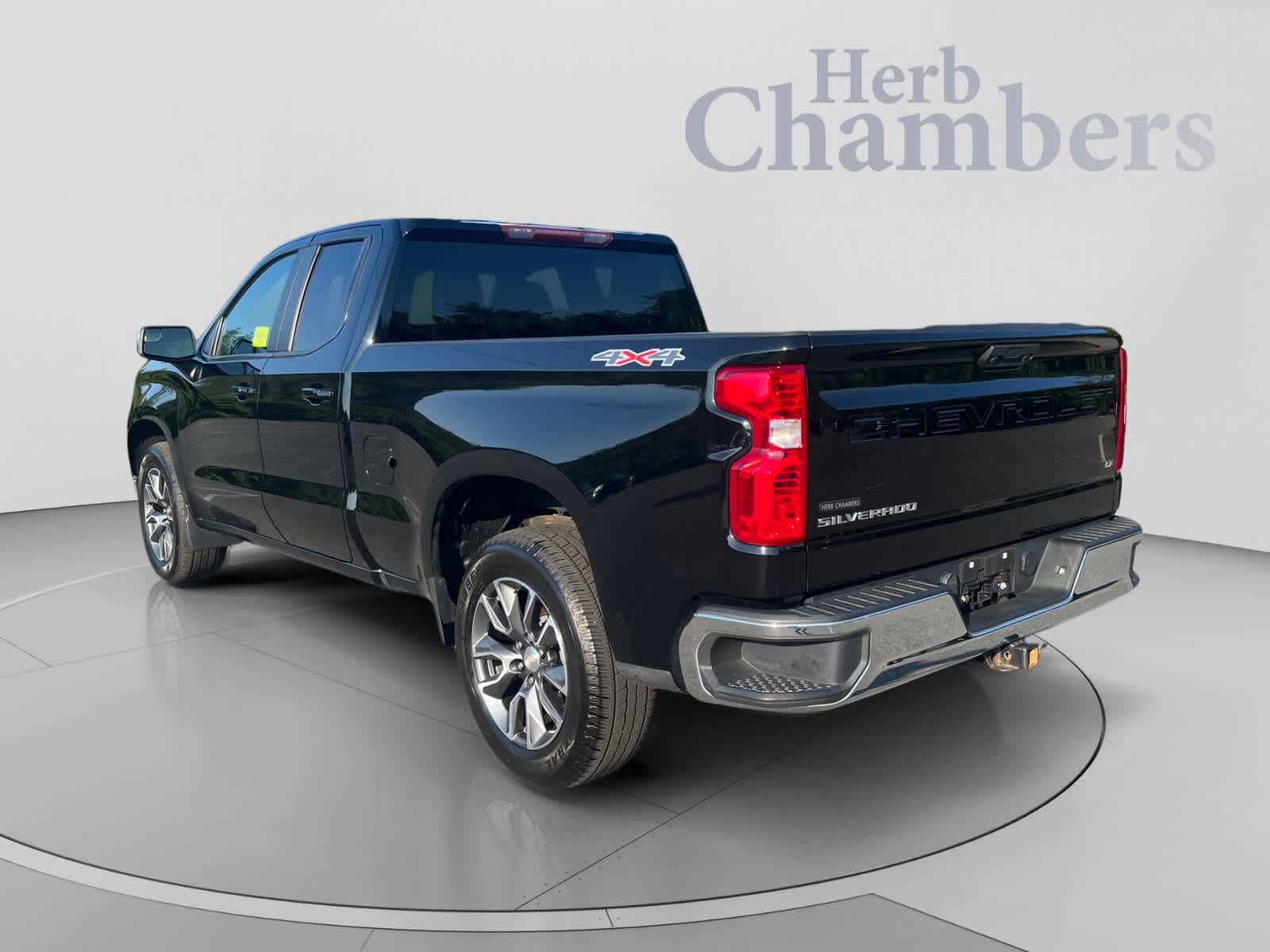 Used 2023 Chevrolet Silverado 1500 LT AWD/4WD image 3