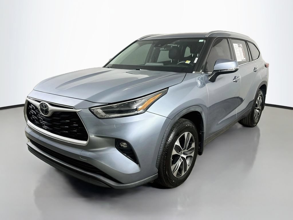 Used 2021 Toyota Highlander XLE FWD video 3
