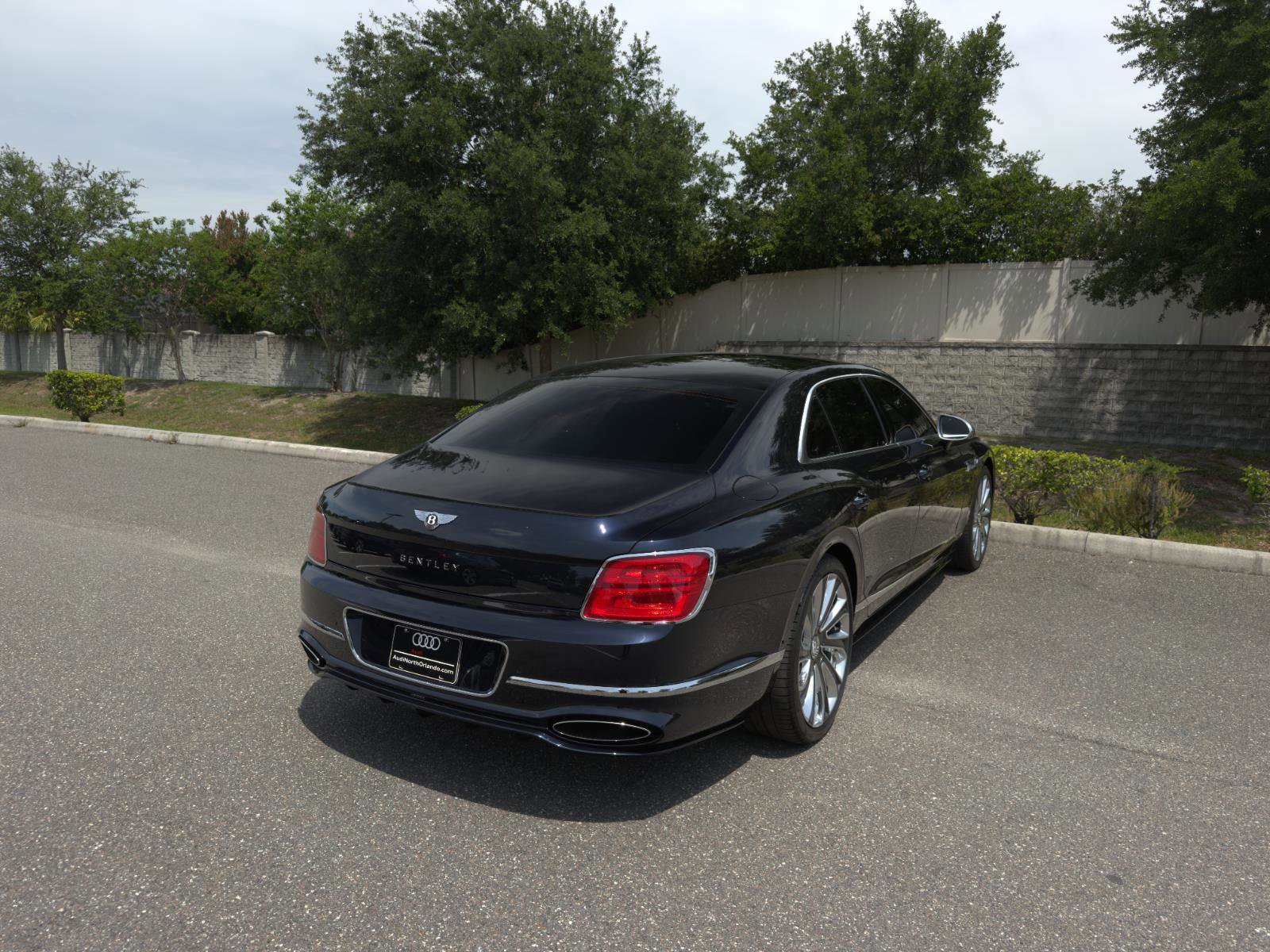 Used 2025 Bentley Flying Spur Plug-In Hybrid AWD/4WD image 5