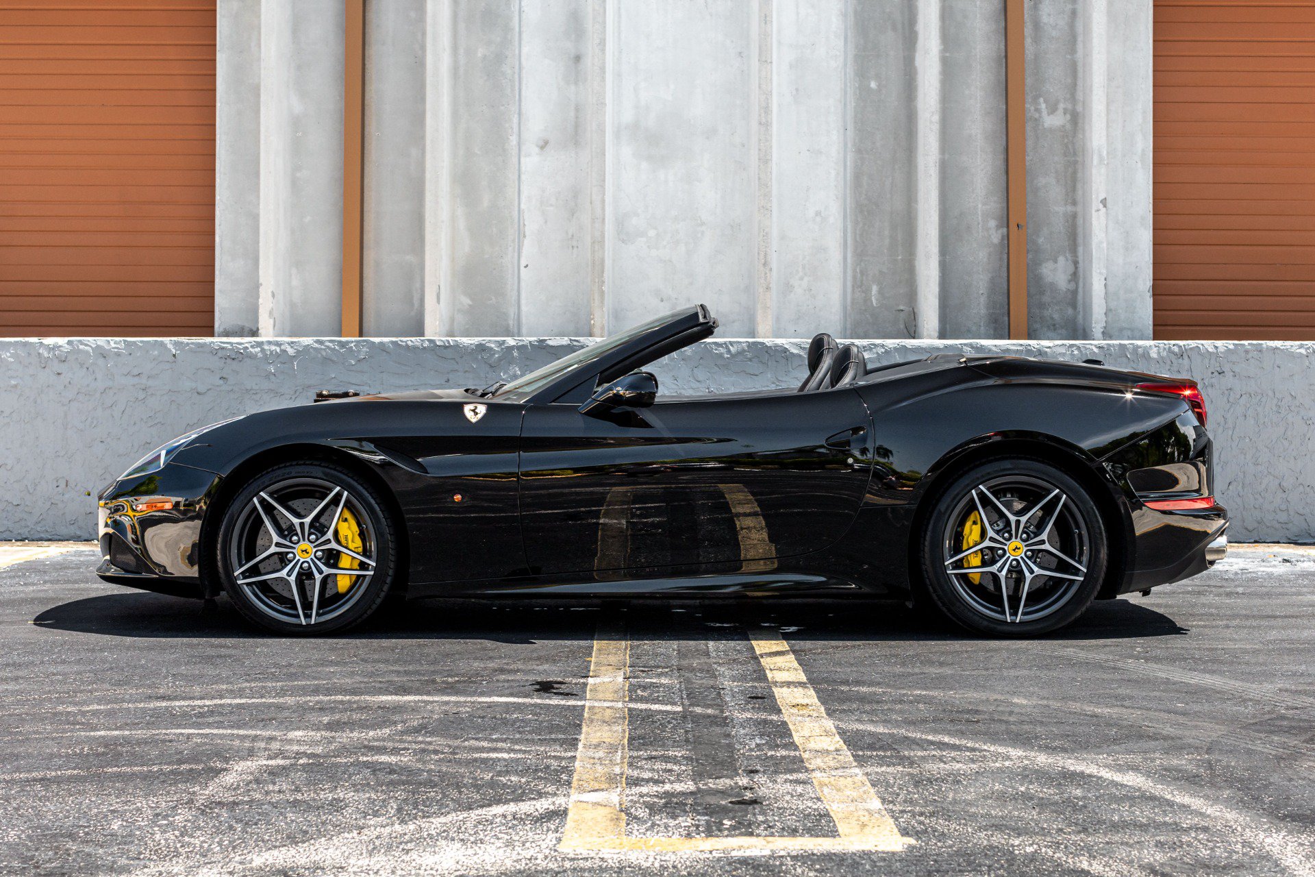 Used 2017 Ferrari California T RWD image 17