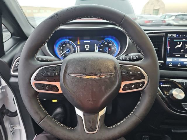 Used 2025 Chrysler Pacifica Select image 18