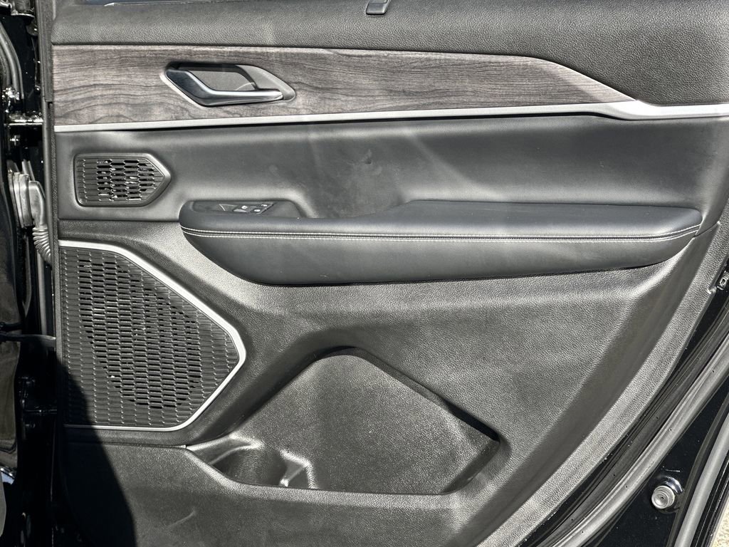 Used 2023 Jeep Grand Cherokee L Limited w/ Luxury Tech Group II image 17