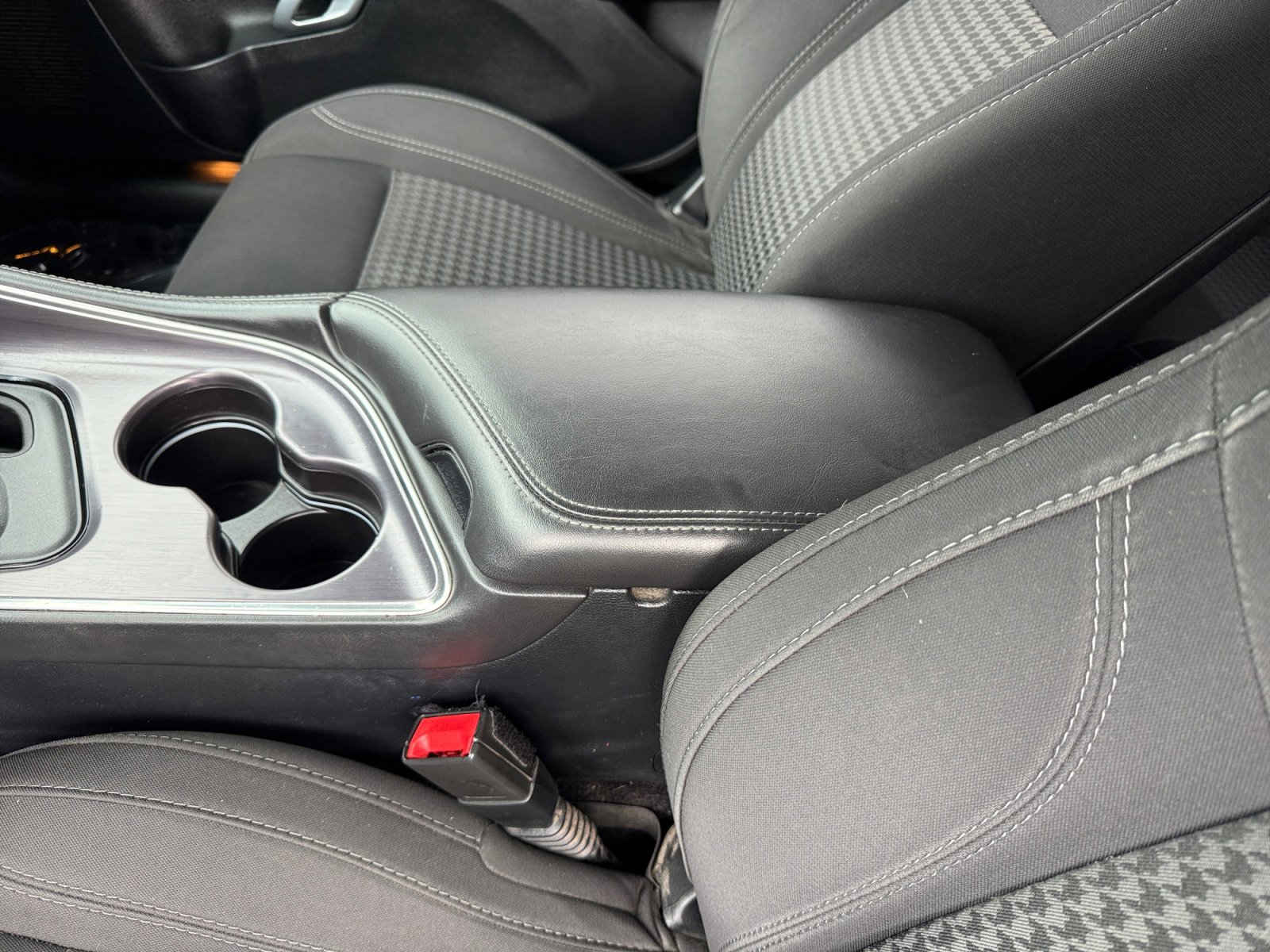 Used 2016 Dodge Challenger SXT RWD image 14
