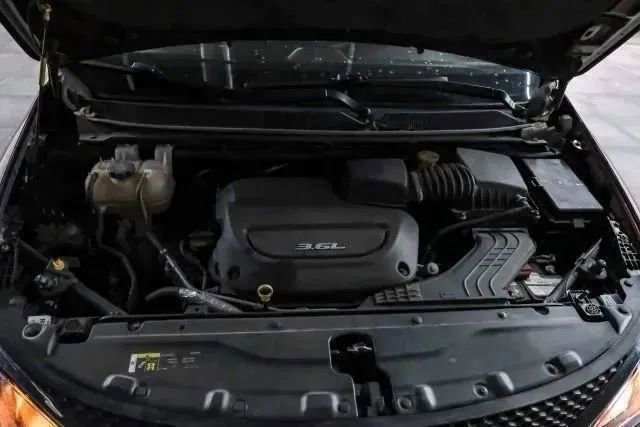 Used 2018 Chrysler Pacifica Touring Plus w/ Tire & Wheel Group FWD image 48