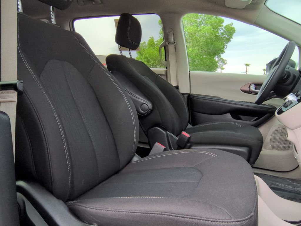 Used 2023 Chrysler Voyager LX image 43