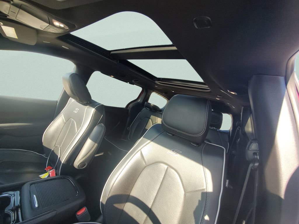Used 2025 Chrysler Pacifica Limited FWD image 17