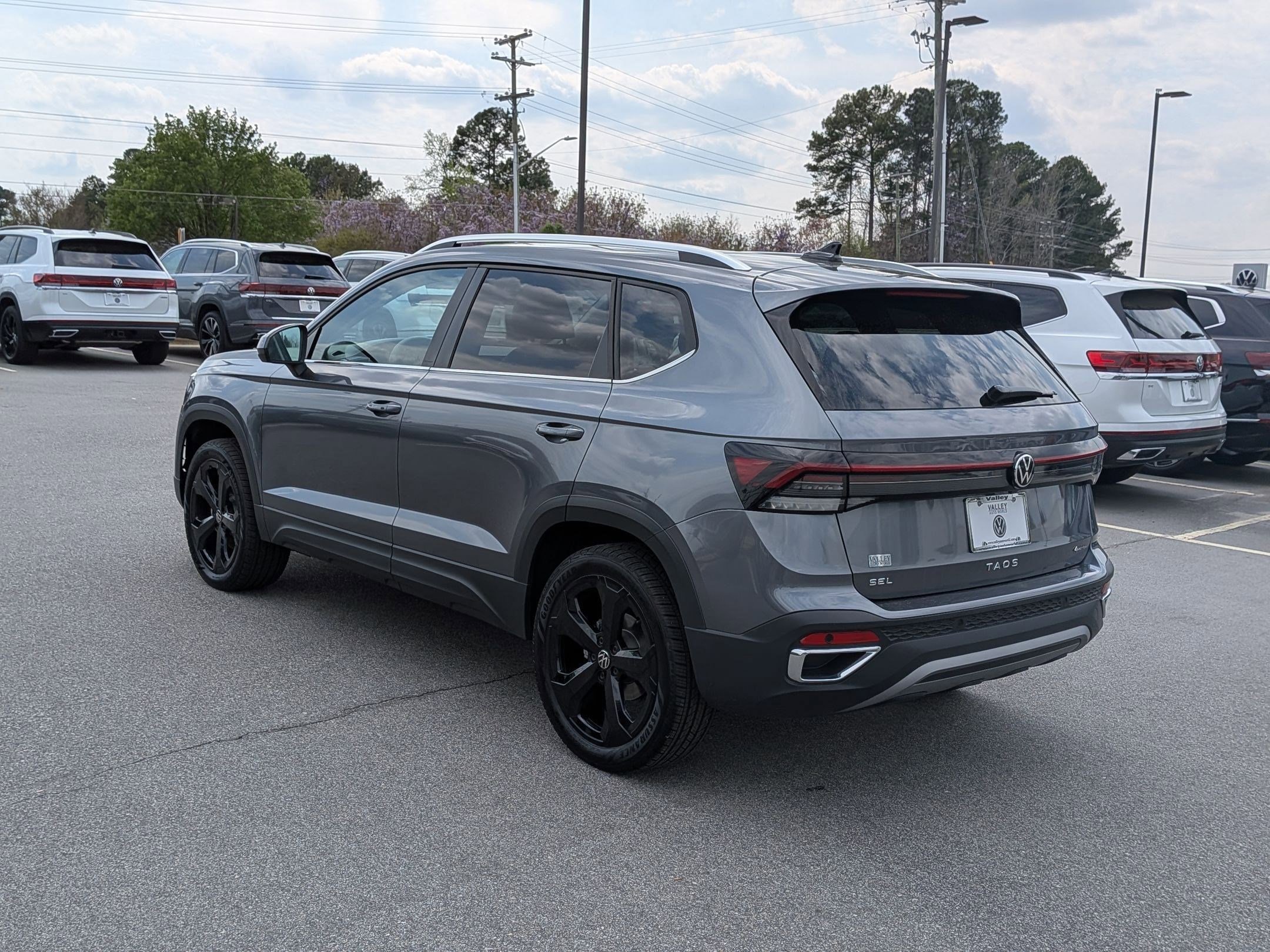 Used 2025 Volkswagen Taos SEL AWD/4WD image 5