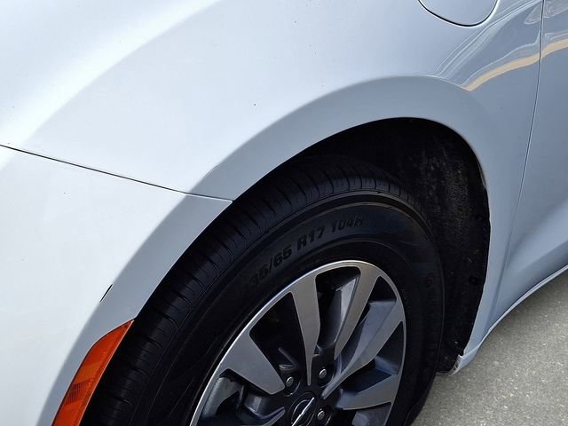 Used 2024 Chrysler Pacifica Select image 12