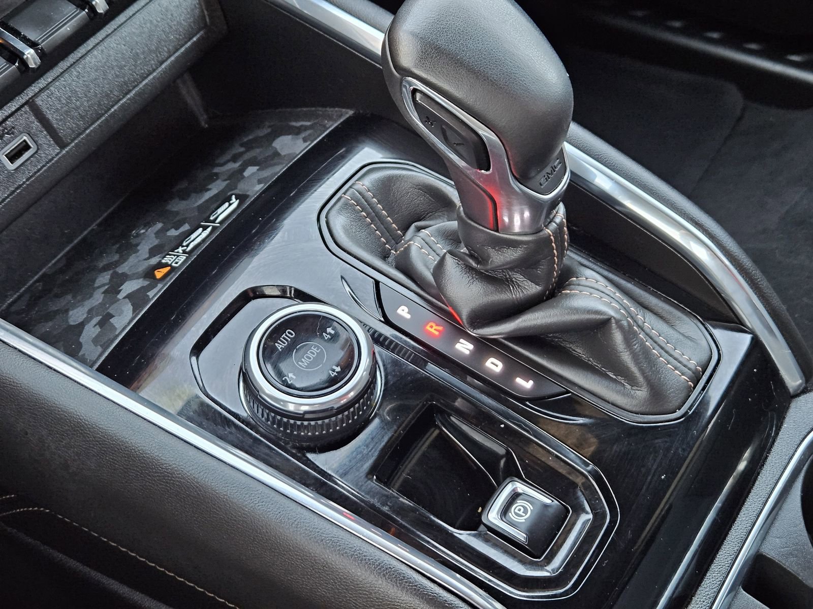 Used 2023 GMC Canyon AT4 w/ AT4 Premium Package image 23