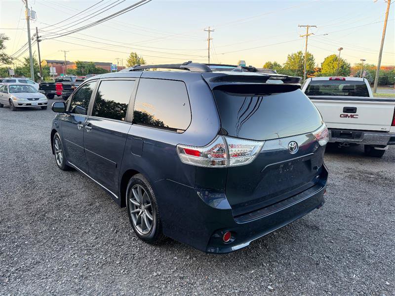 Used 2018 Toyota Sienna SE Premium w/ Carpet Mat Package FWD image 7