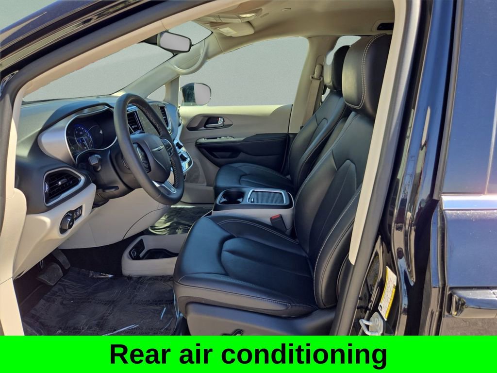 Used 2024 Chrysler Pacifica Touring-L image 6