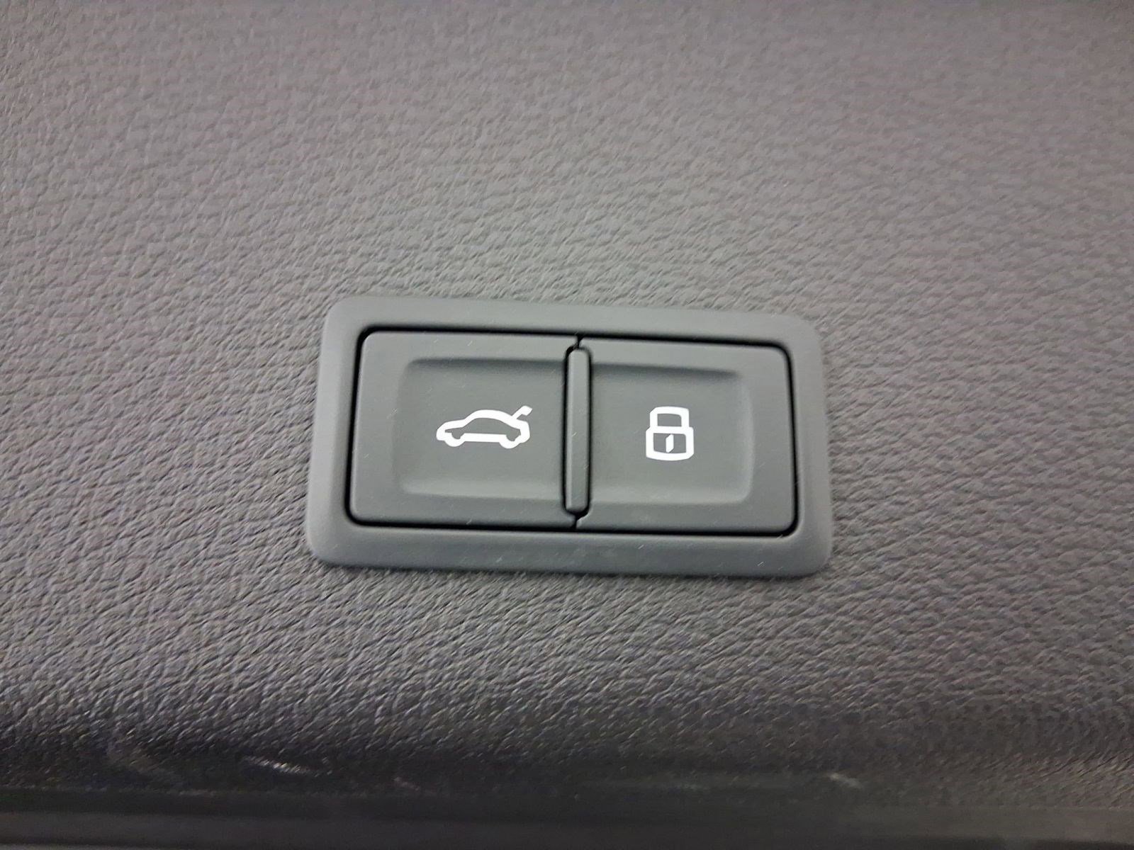 Used 2022 Audi e-tron Premium Plus image 32