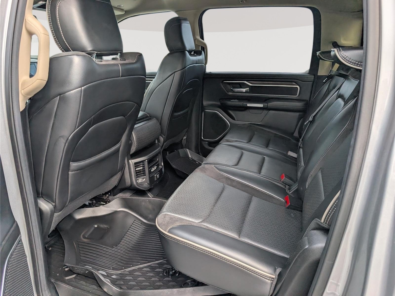 Used 2019 RAM 1500 Laramie AWD/4WD image 13