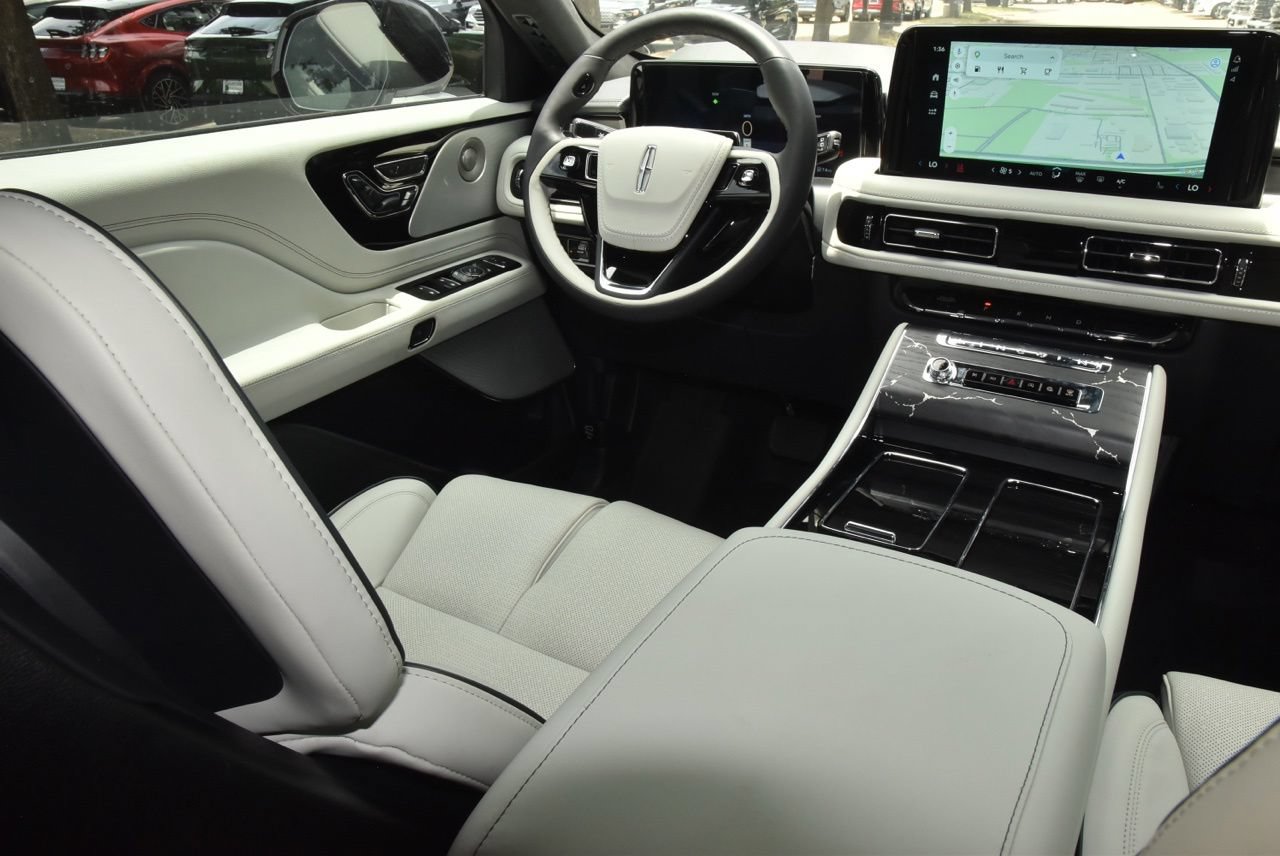 New 2026 Lincoln Aviator Black Label w/ Jet Appearance Package AWD/4WD image 16