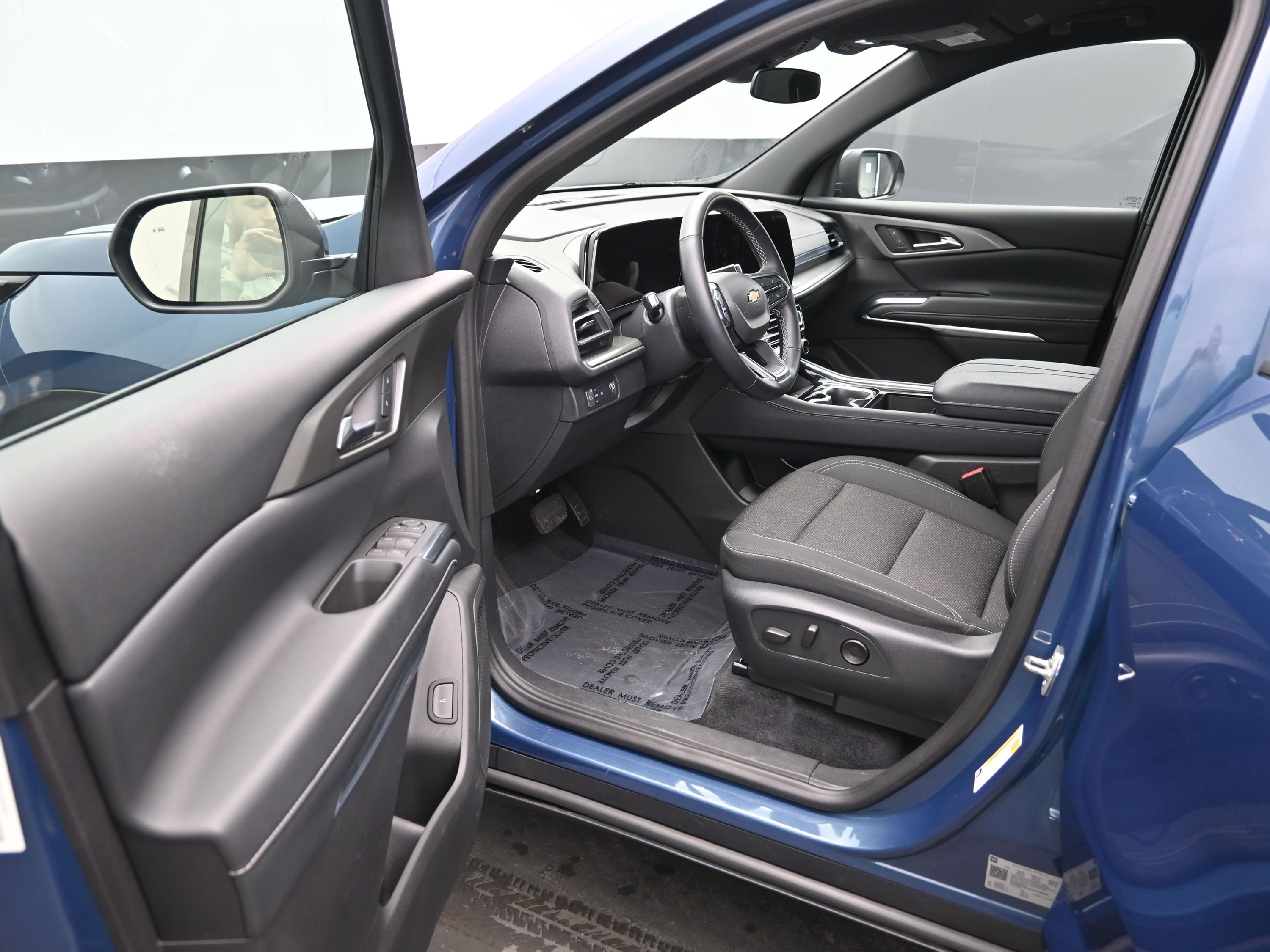 Used 2025 Chevrolet Traverse LT image 12