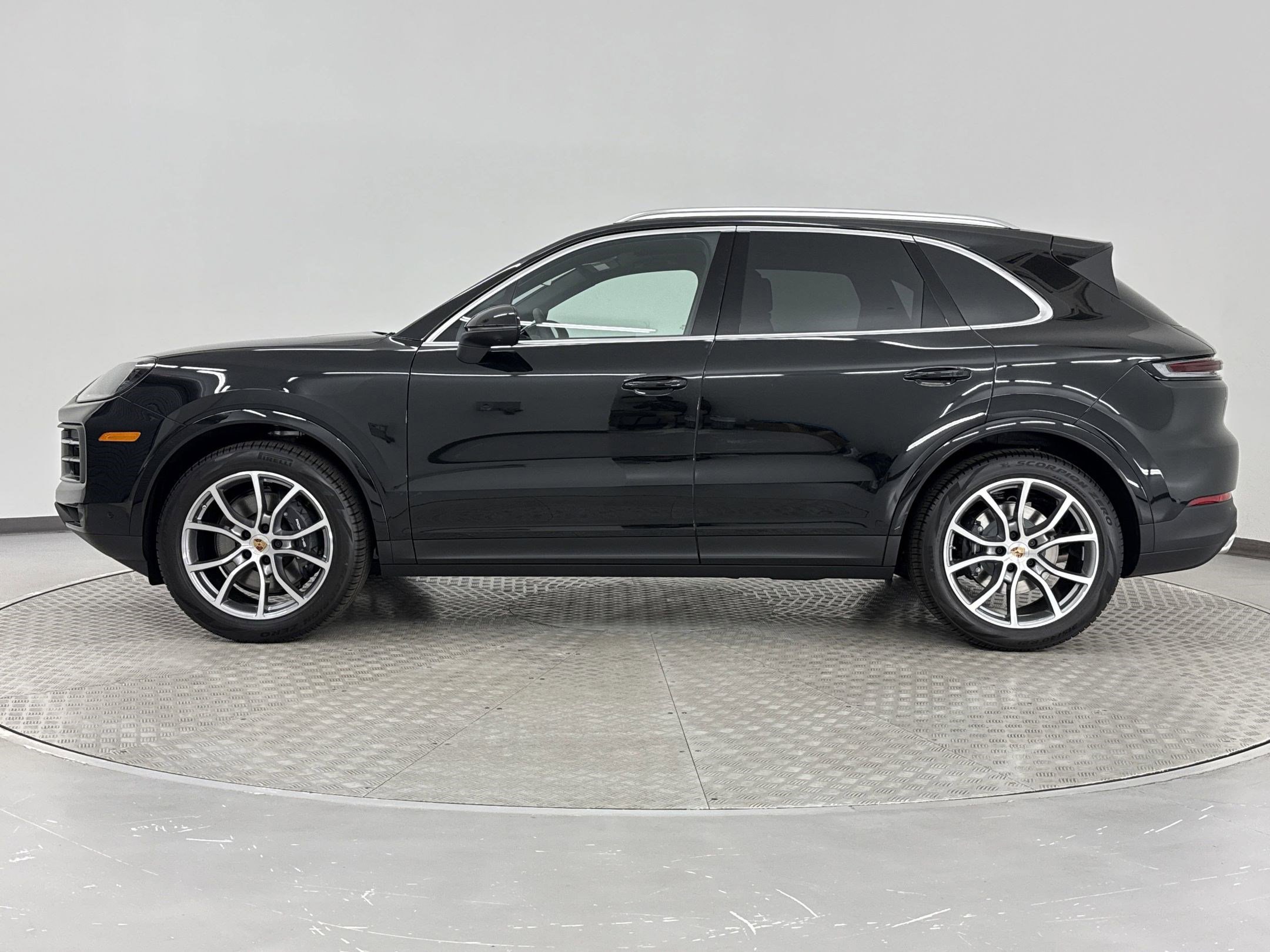 Used 2025 Porsche Cayenne image 2