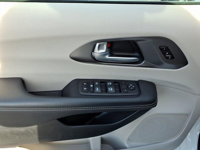Used 2024 Chrysler Pacifica Touring-L image 3
