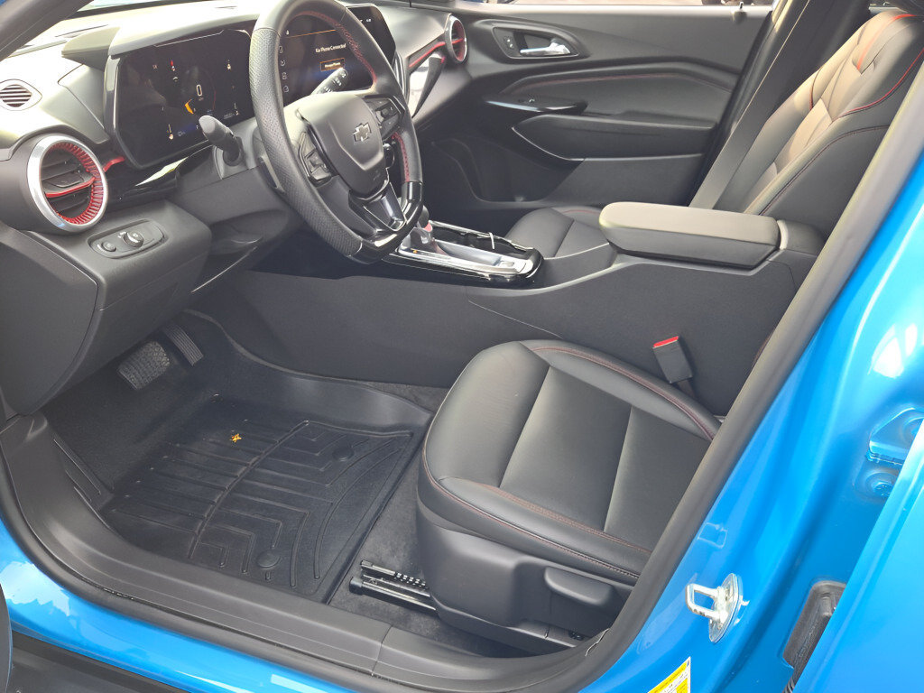 Used 2025 Chevrolet Trax RS w/ Sunroof Package FWD image 27