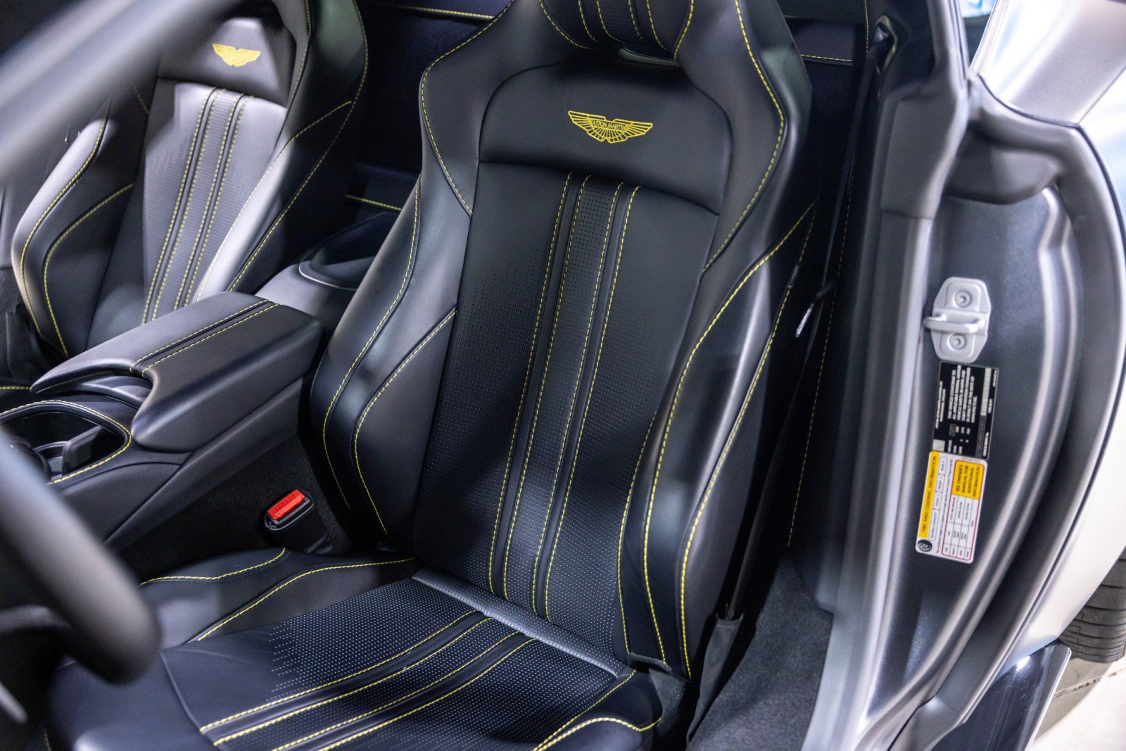 Used 2022 Aston Martin V8 Vantage Coupe RWD image 39