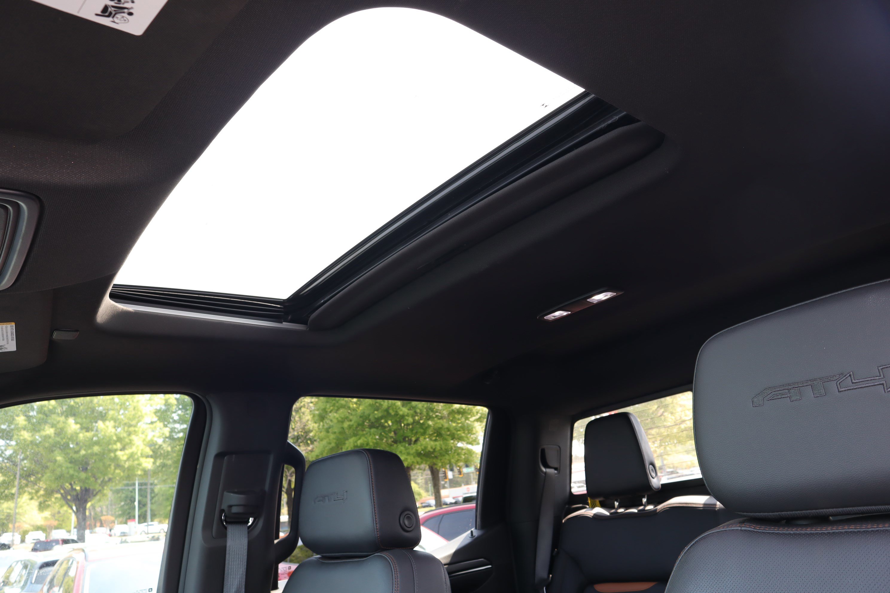 Used 2024 GMC Sierra 1500 AT4 w/ Technology Package image 8