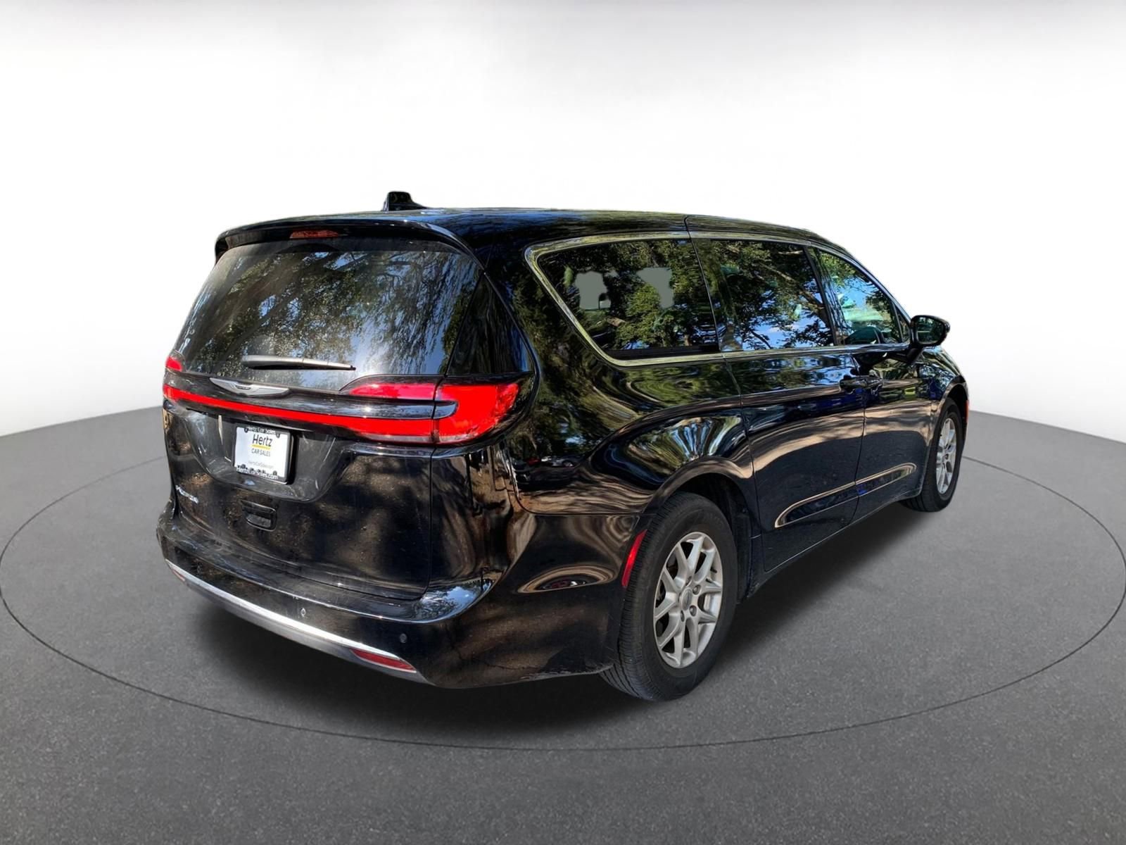 Used 2024 Chrysler Pacifica Touring-L image 7