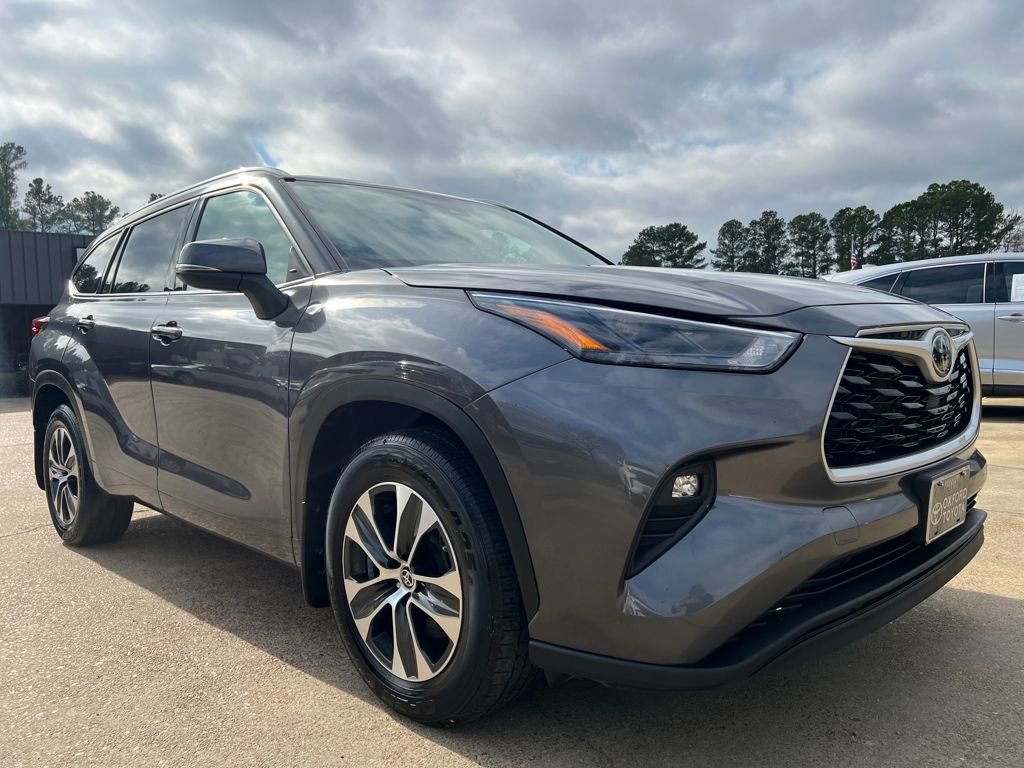 Used 2022 Toyota Highlander XLE image 1