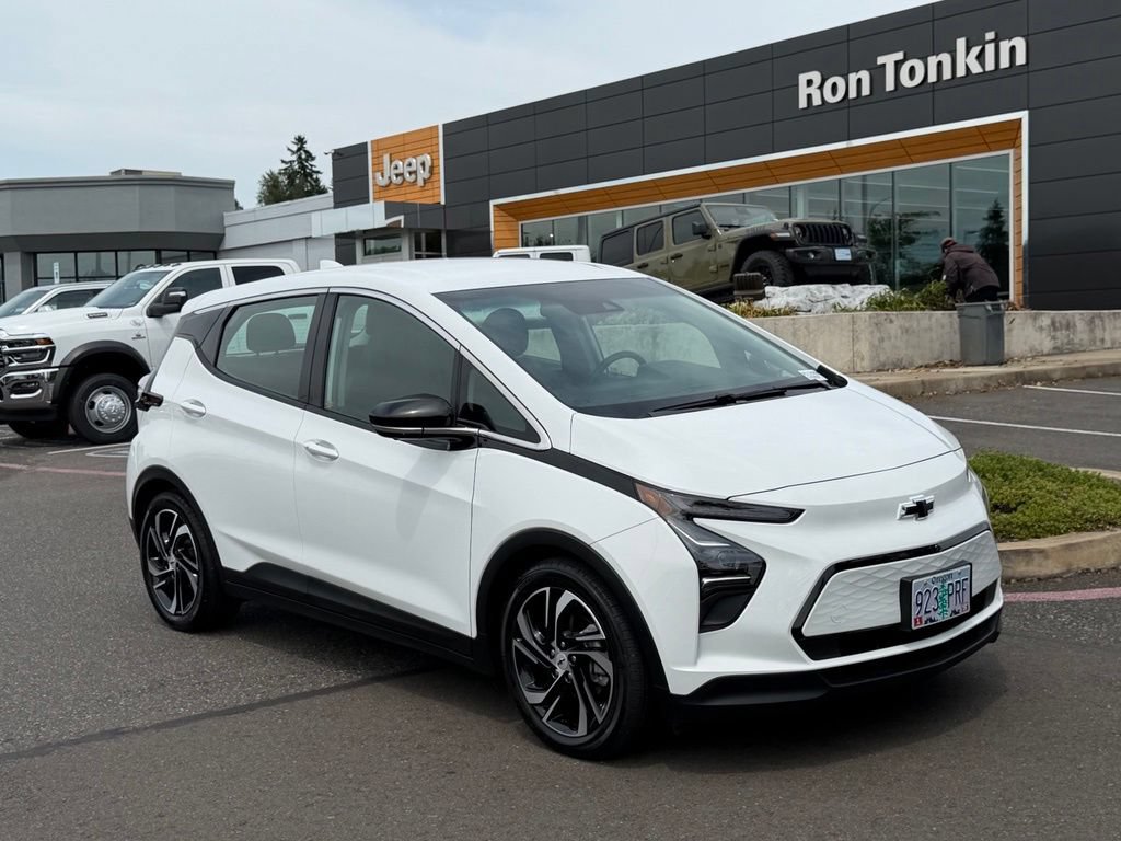 Used 2023 Chevrolet Bolt LT w/ Infotainment Package FWD image 2