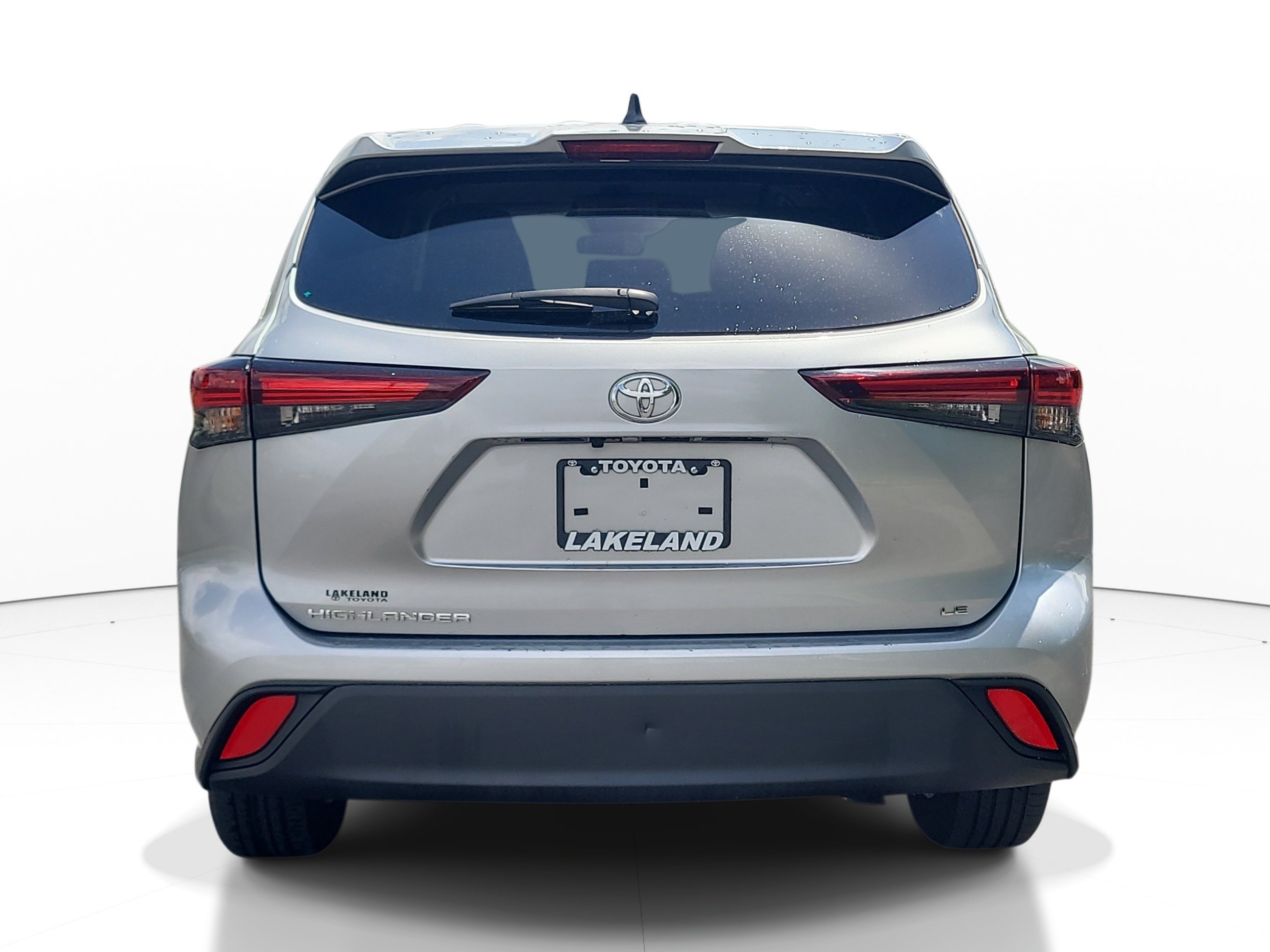 Used 2025 Toyota Highlander LE FWD image 6