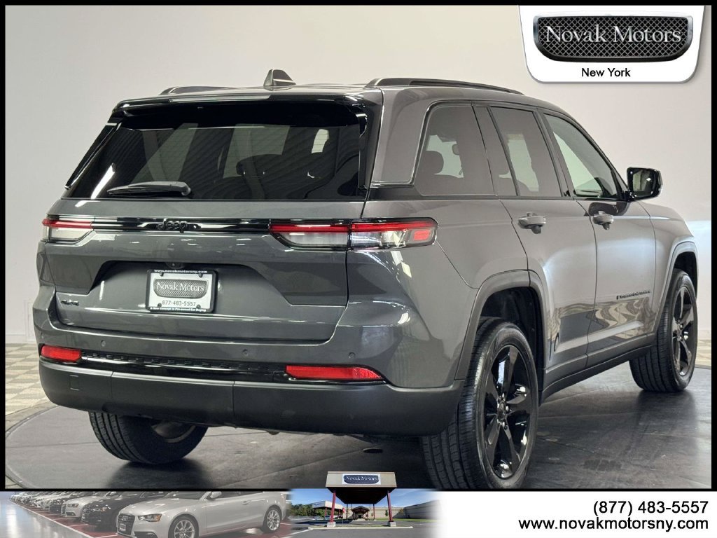 Used 2023 Jeep Grand Cherokee Altitude AWD/4WD image 9