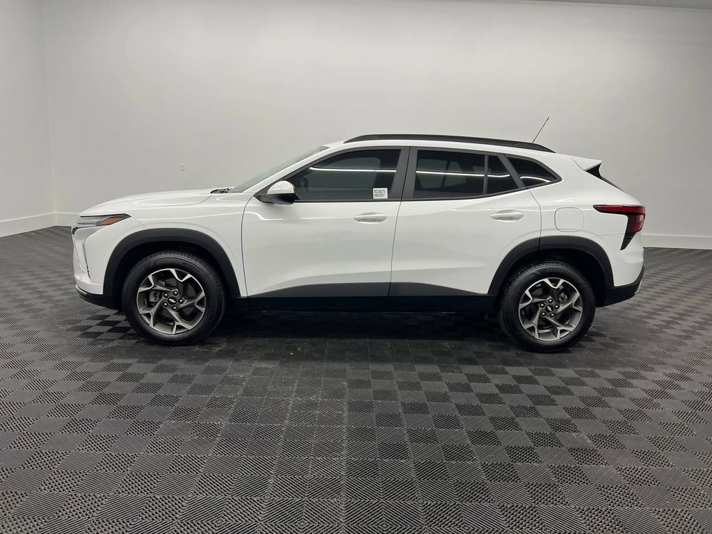 Used 2024 Chevrolet Trax LT w/ LT Convenience Package image 2