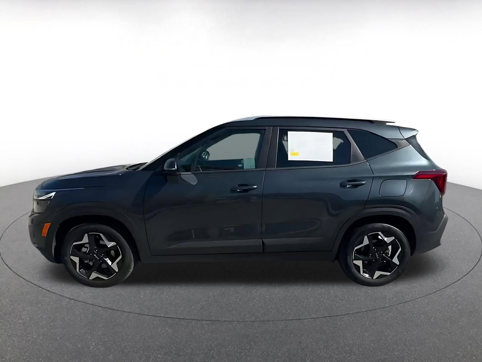 Used 2025 Kia Seltos S image 9