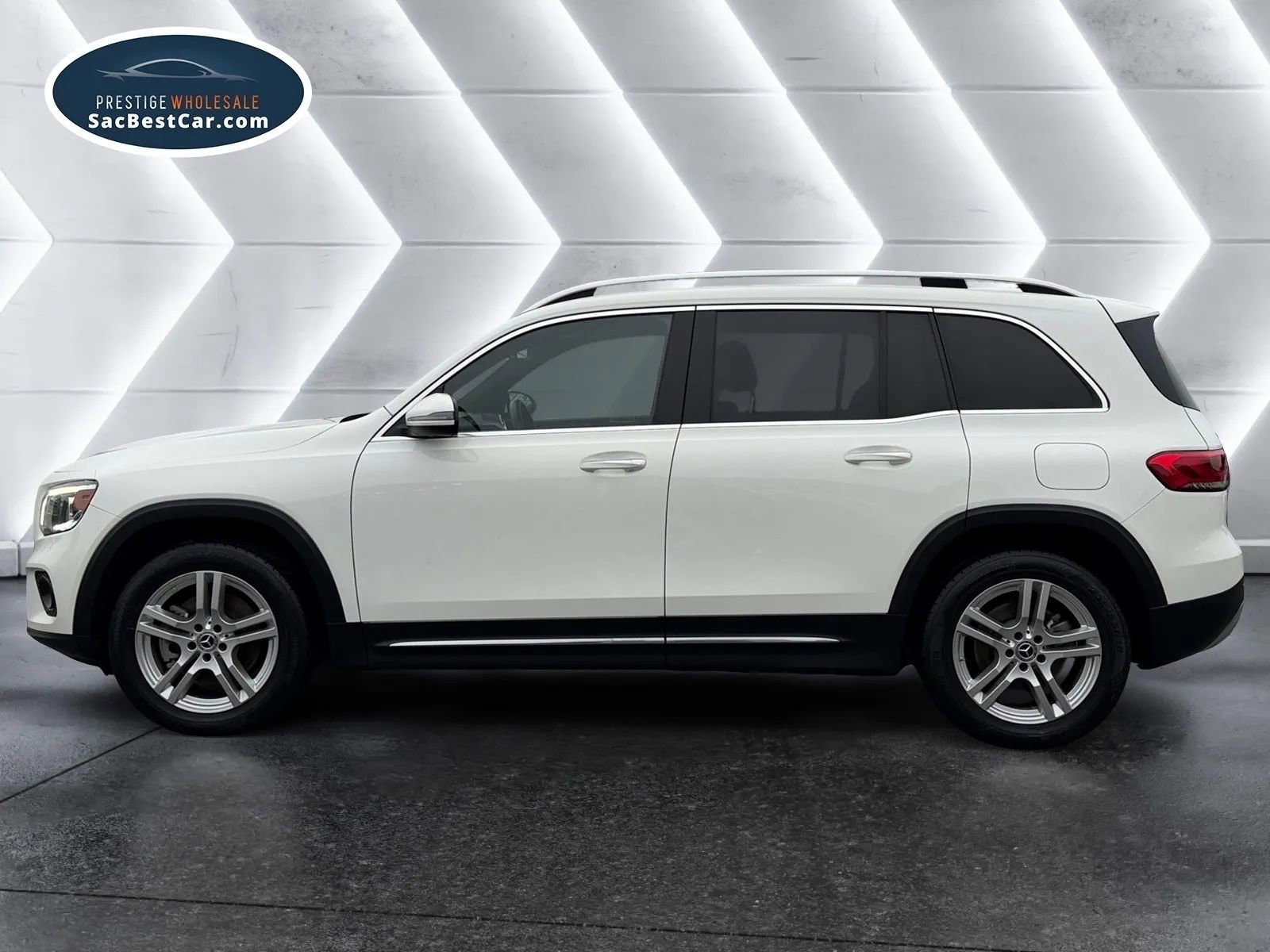 Used 2020 Mercedes-Benz GLB 250 4MATIC w/ Premium Package image 4