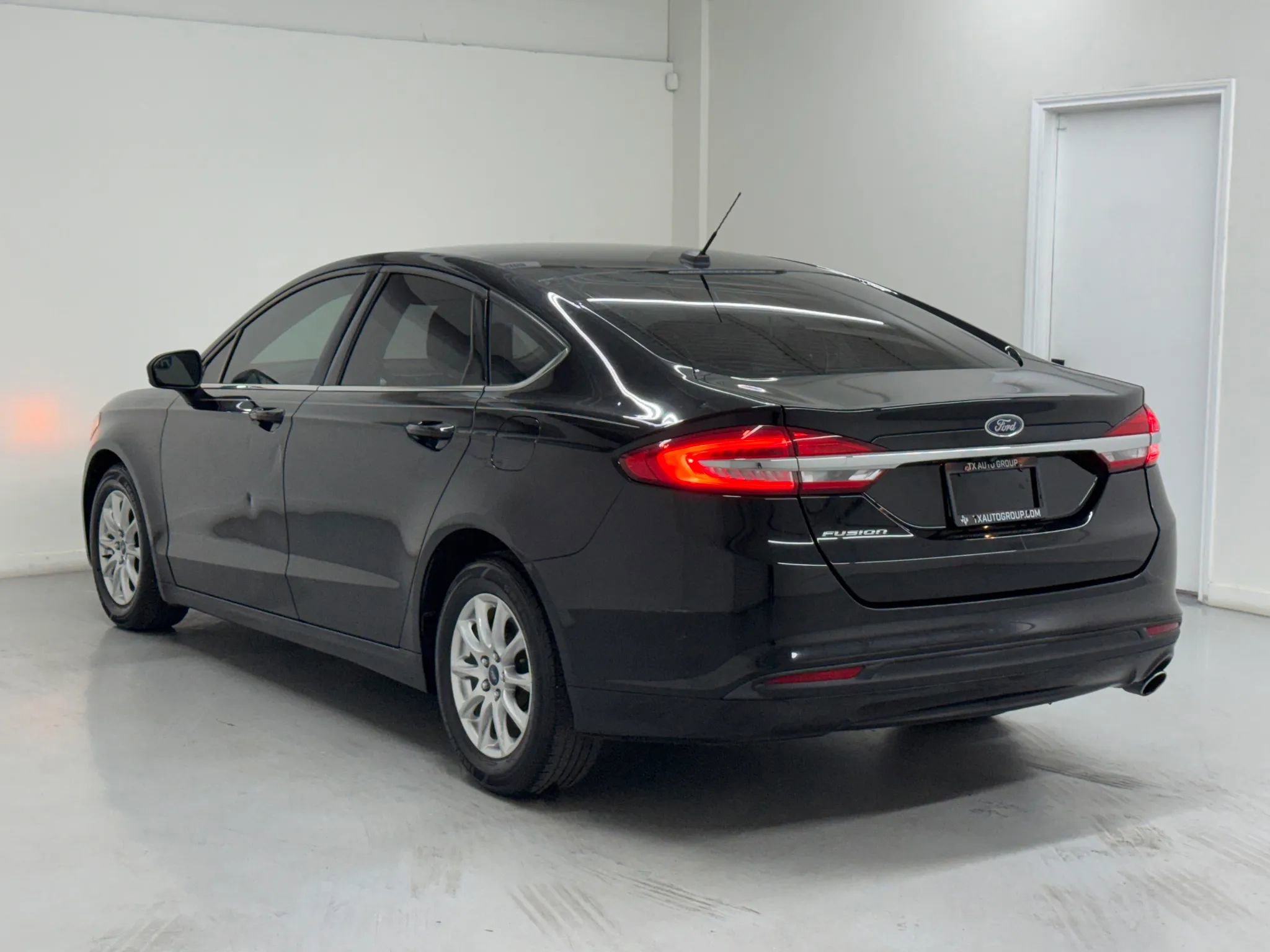 Used 2018 Ford Fusion S image 4