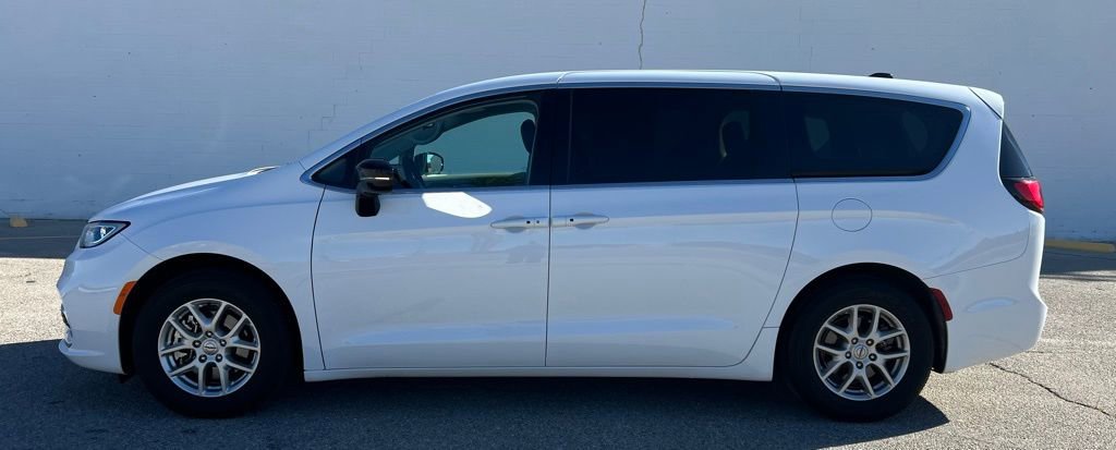 Used 2024 Chrysler Pacifica Touring-L image 2