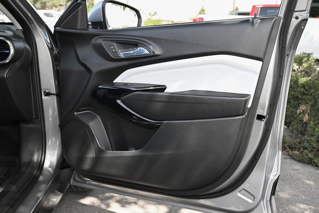 New 2026 Chevrolet Trax LT w/ LPO, Blackout Package FWD image 35