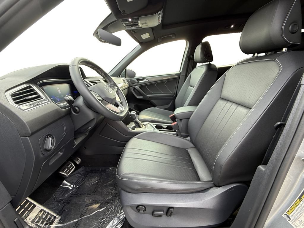 Used 2023 Volkswagen Tiguan SE R-Line FWD image 9