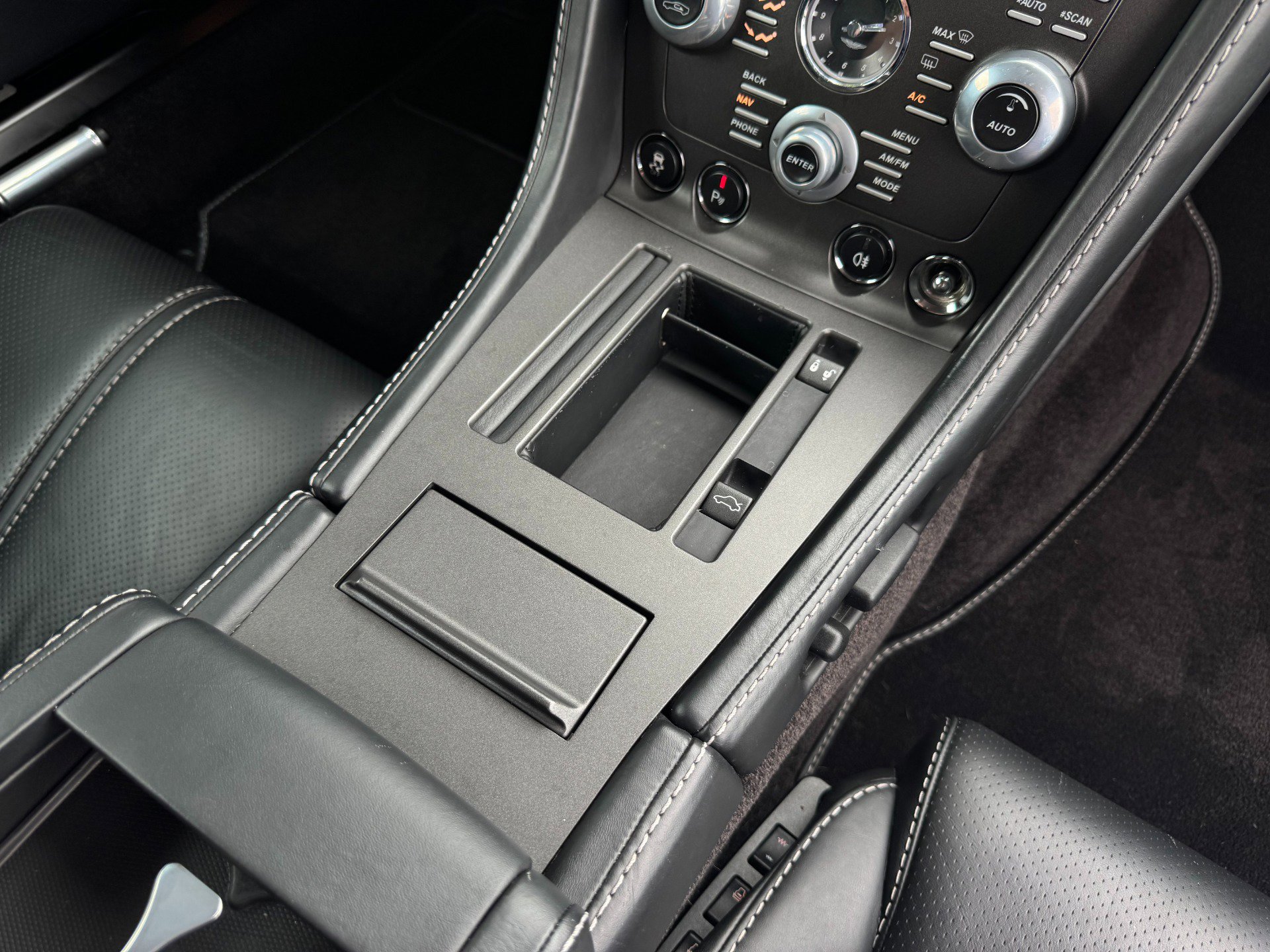 Used 2015 Aston Martin V8 Vantage GT image 30