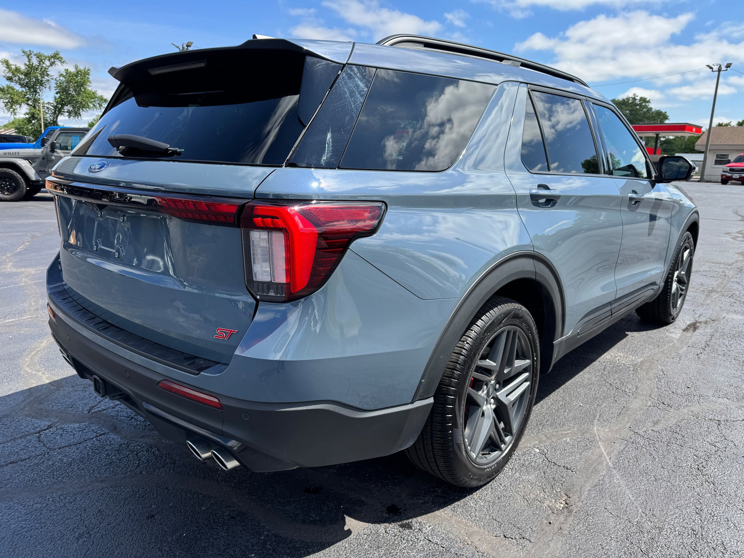 Used 2025 Ford Explorer ST AWD/4WD image 7