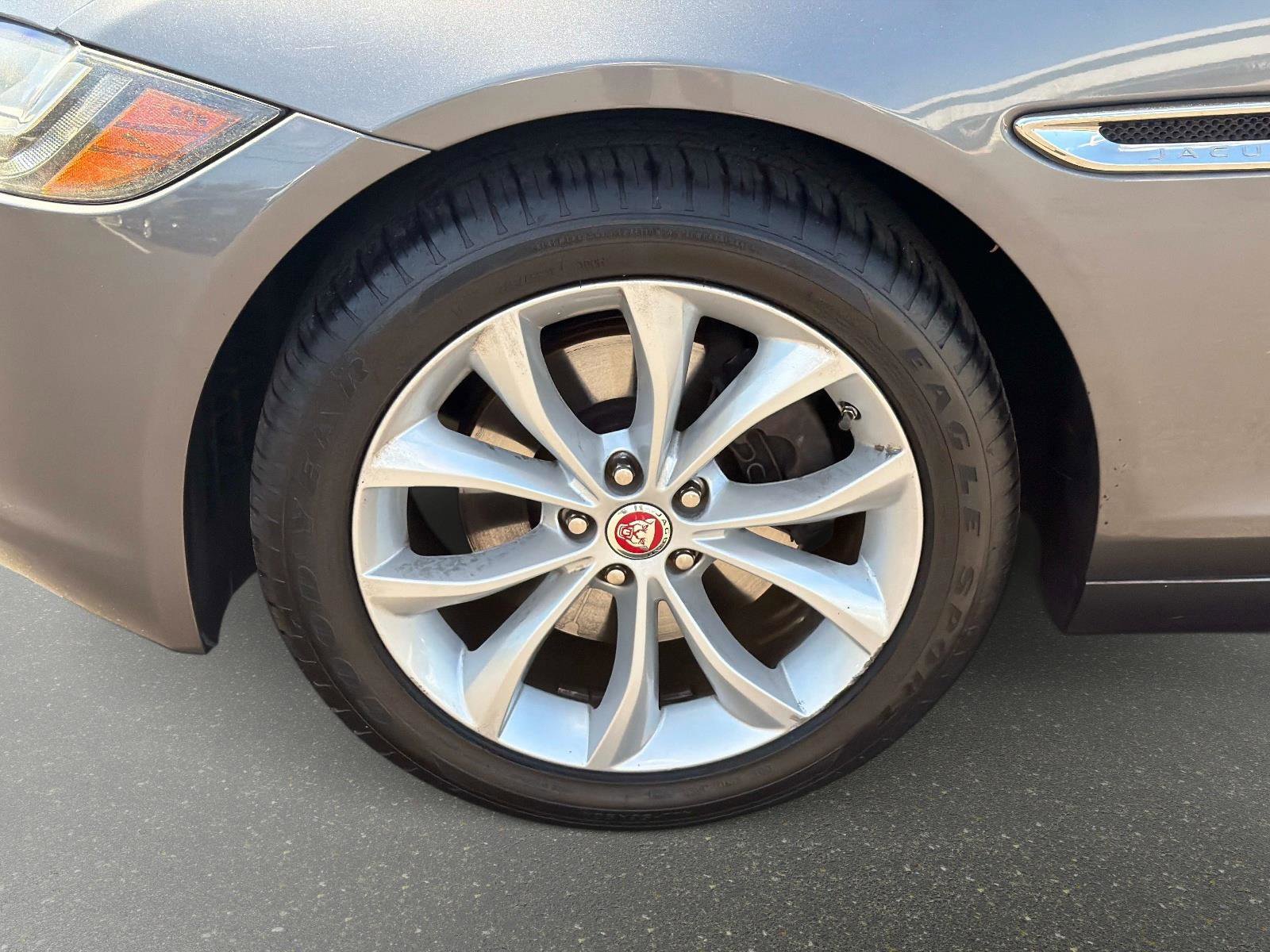 Used 2018 Jaguar XF Premium RWD image 11