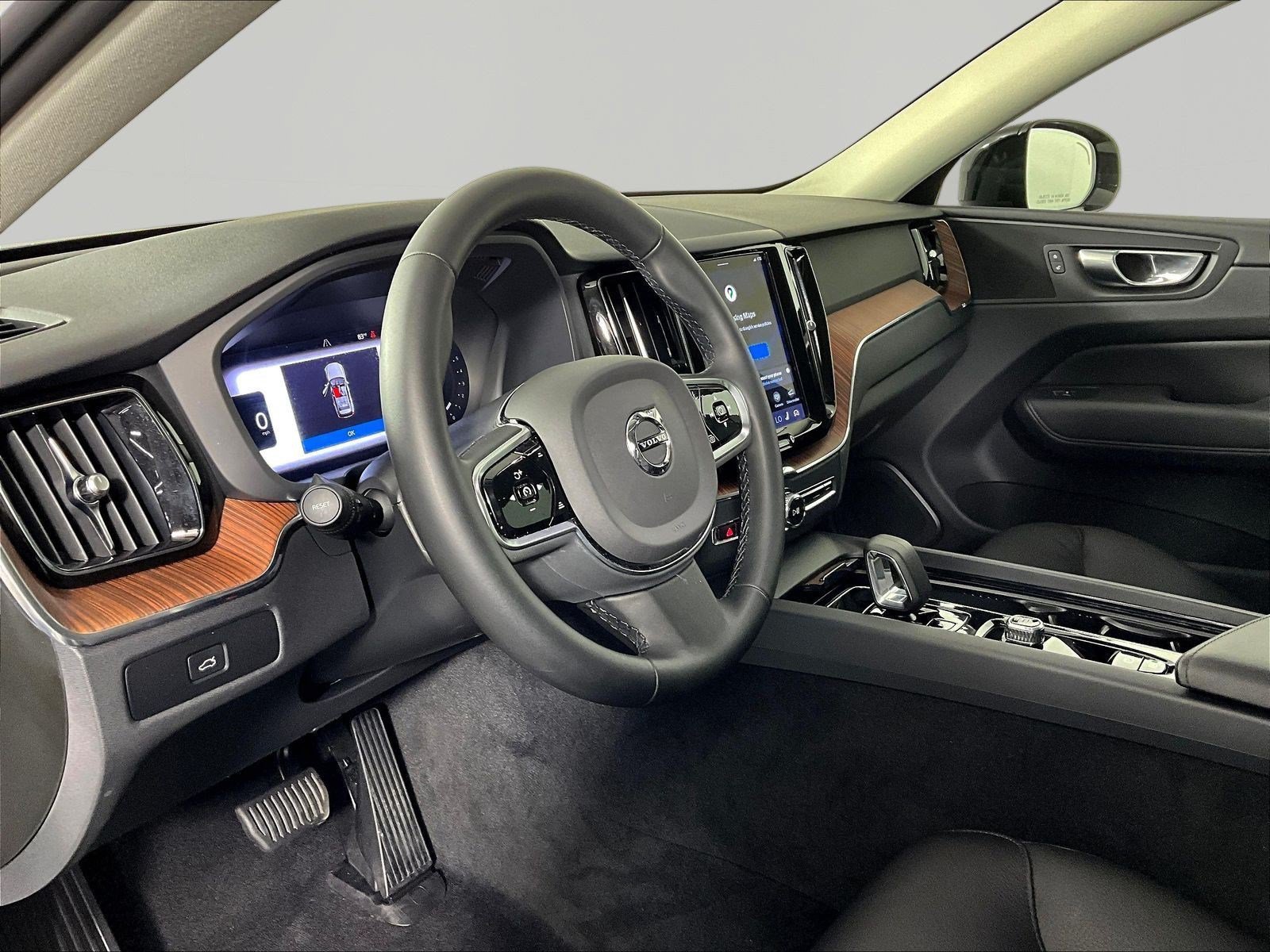 Used 2023 Volvo XC60 B5 Plus AWD/4WD image 17