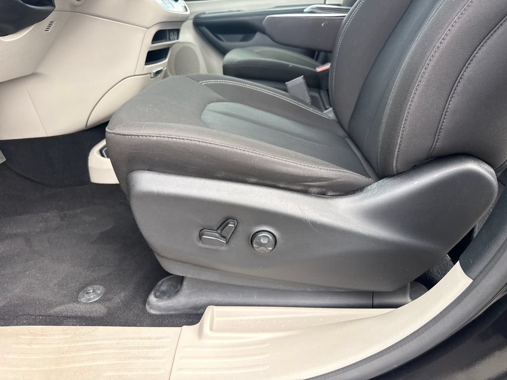 Used 2023 Chrysler Voyager LX FWD image 27