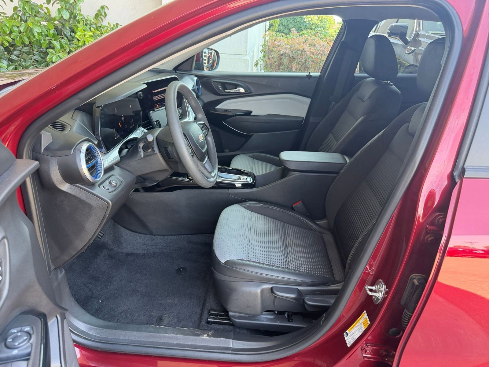 Used 2025 Chevrolet Trax LT FWD image 28