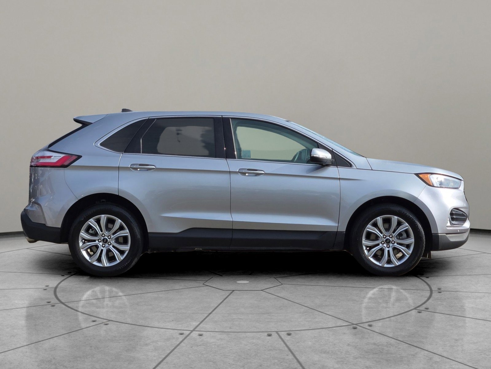 Used 2024 Ford Edge Titanium image 3