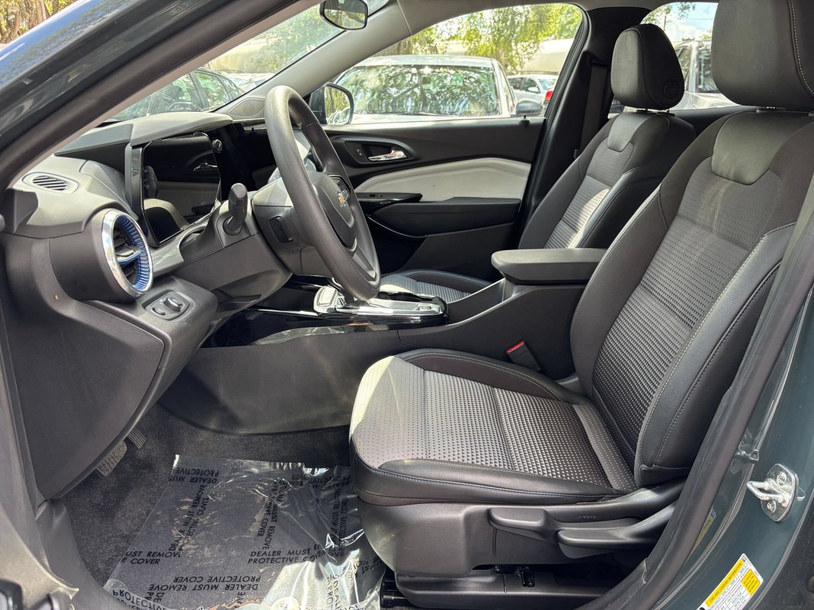 Used 2025 Chevrolet Trax LT FWD image 25