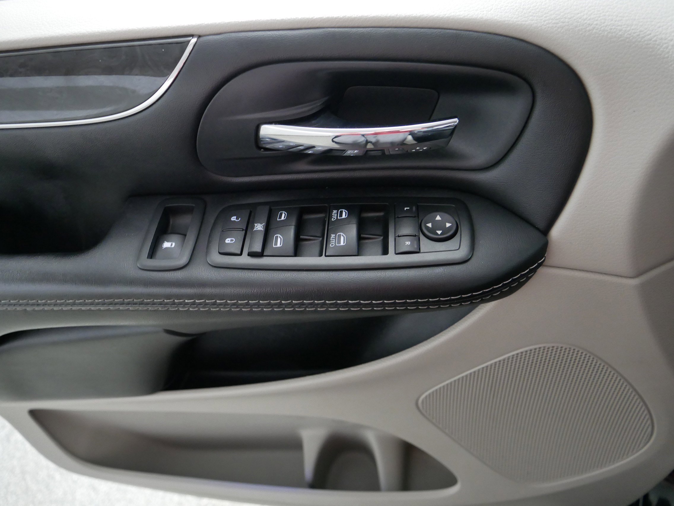 Used 2015 Chrysler Town & Country Touring w/ Driver Convenience Group FWD image 19