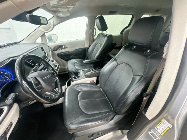 Used 2021 Chrysler Pacifica Touring-L FWD image 21