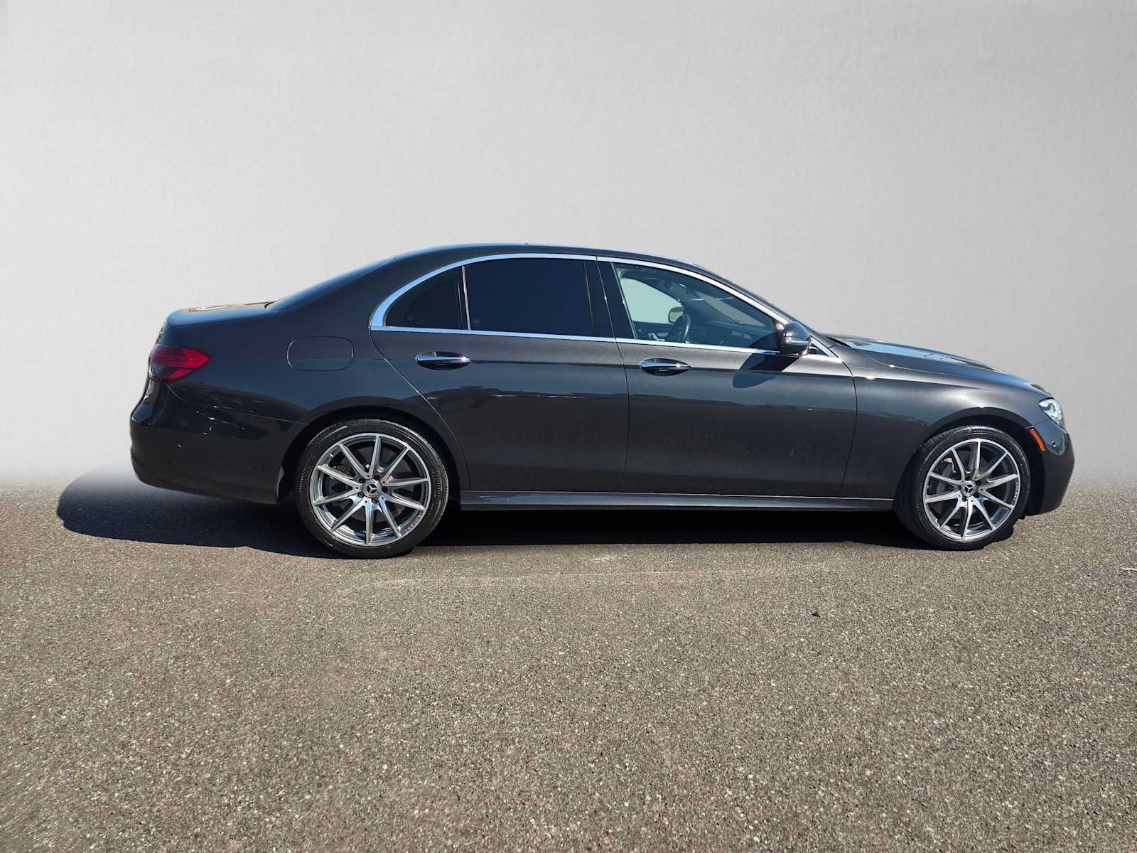 Used 2022 Mercedes-Benz E 450 4MATIC Sedan image 2