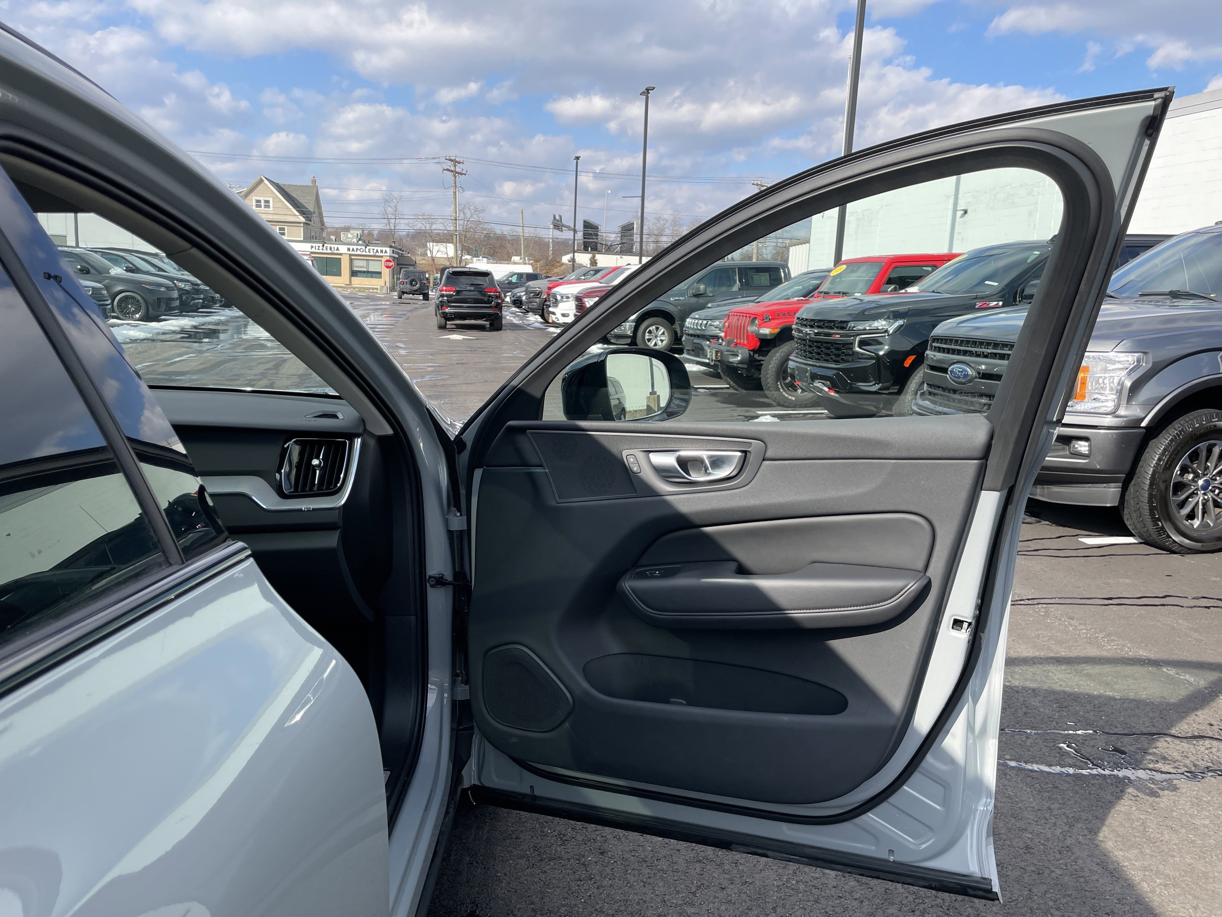 Used 2025 Volvo XC60 B5 Plus image 9