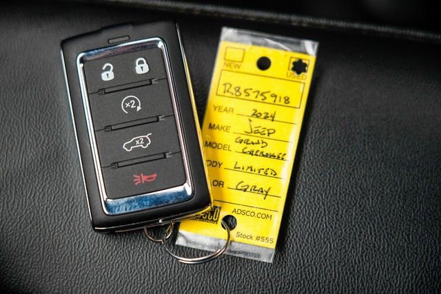 Used 2024 Jeep Grand Cherokee Limited image 34
