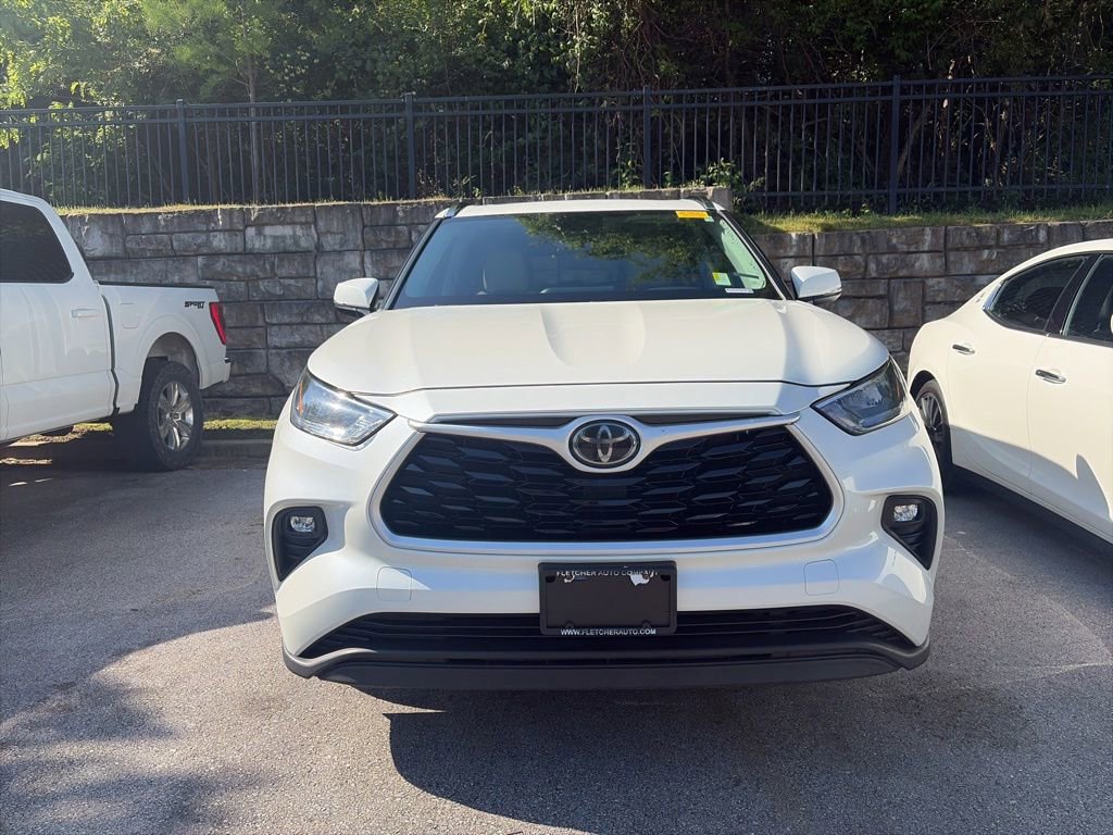 Used 2020 Toyota Highlander XLE AWD/4WD image 2